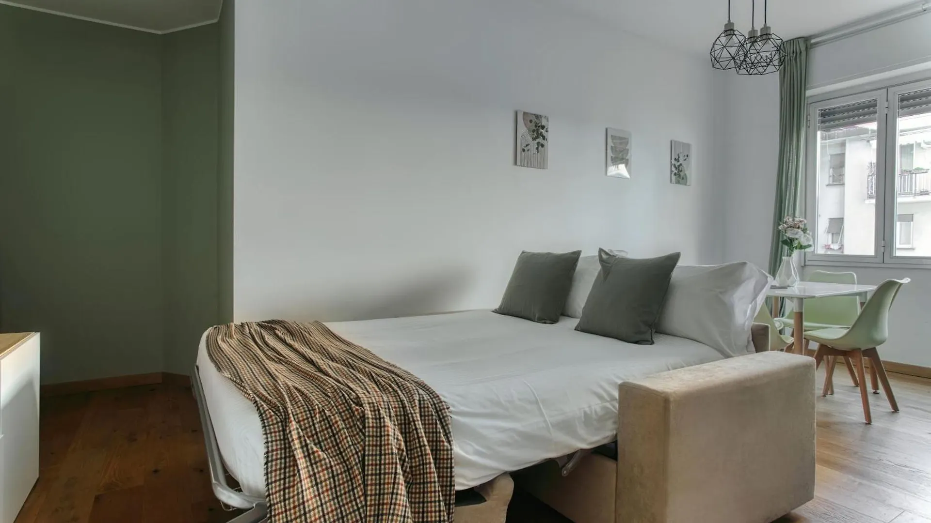 Apartment Zara Home - Central Station - 10' Duomo - San Siro Milan Italy