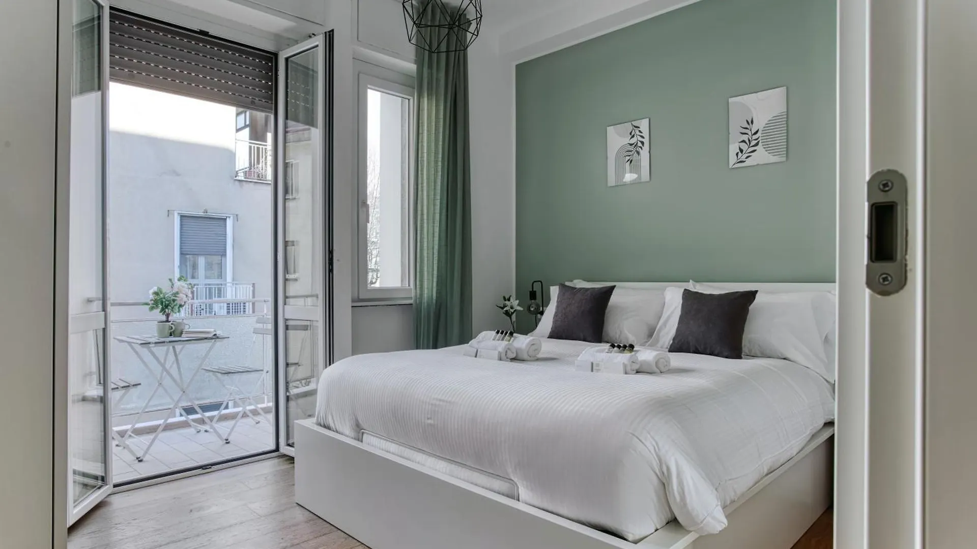 Apartment Zara Home - Central Station - 10' Duomo - San Siro Milan Italy